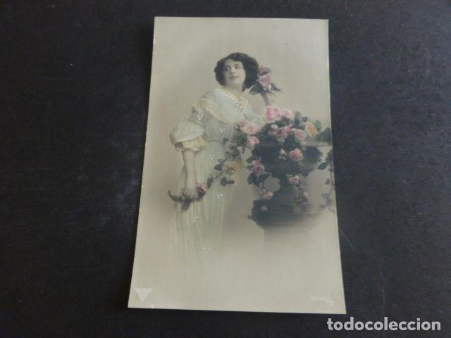 MUJER ELEGANTE POSTAL