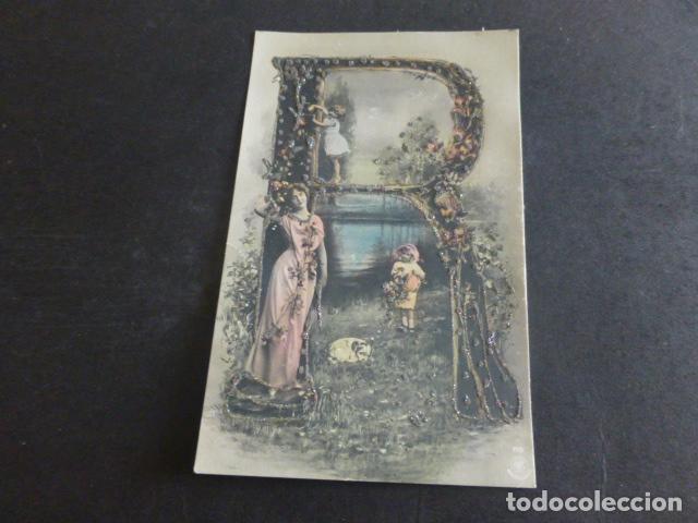 MUJER ELEGANTE LETRA R POSTAL