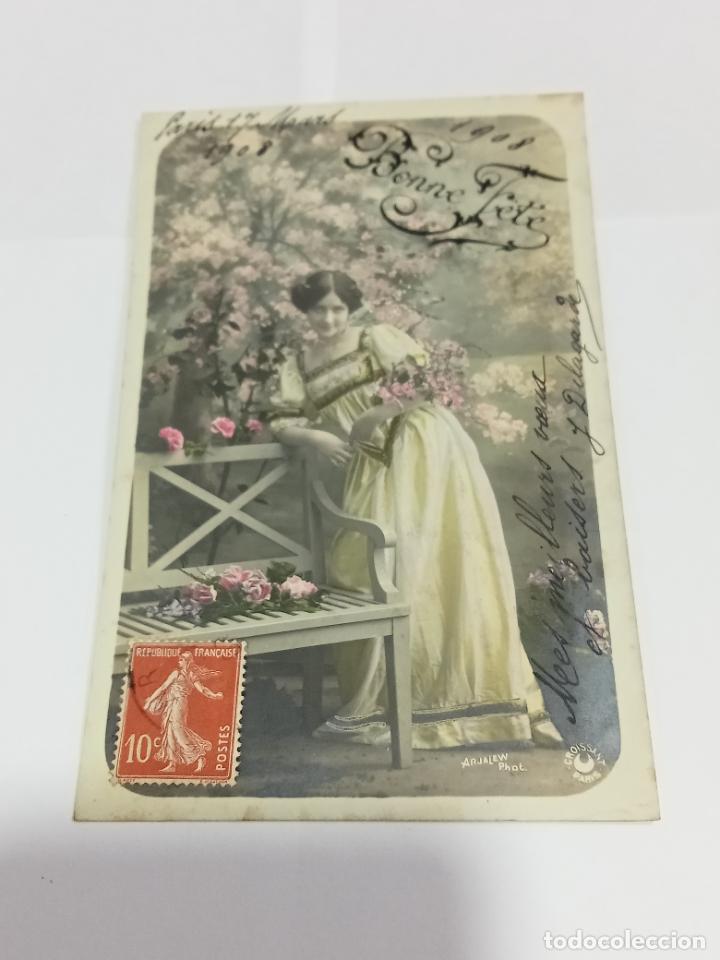 Postais: TARJETA POSTAL DE MUJERES. MUJER POSANDO EN BANCO DE MADERA CON TRAJE DE &Eacute;POCA RODEADA DE FLORES