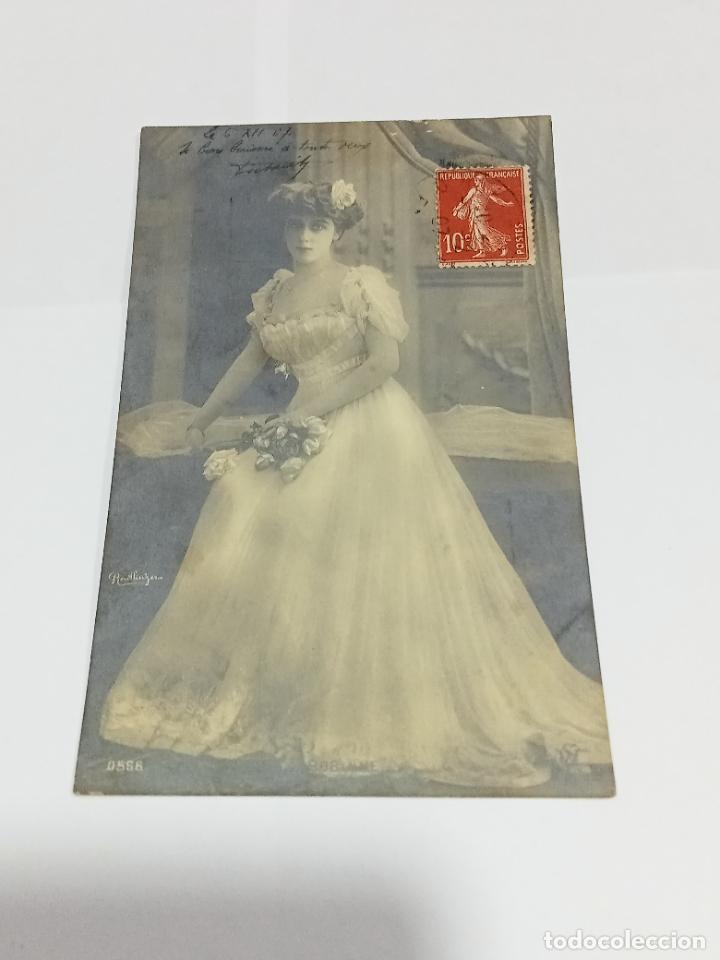 Postais: TARJETA POSTAL DE MUJERES. MUJER CON TRAJE DE GASA Y RAMO DE FLORES. SEPIA