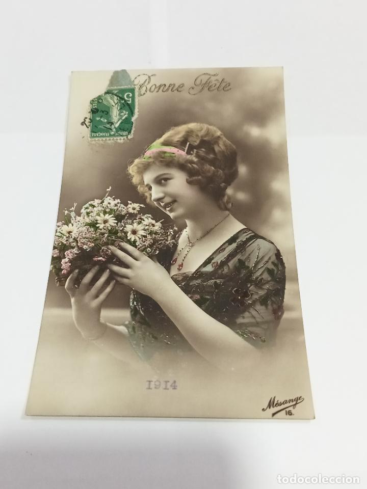 Postais: TARJETA POSTAL DE MUJERES. TORSO DE MUJER CON CINTA EN EL PELO Y RAMO DE MARGARITAS