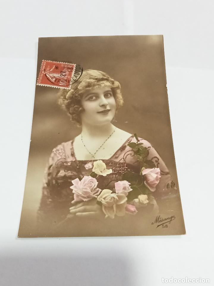 Postais: TARJETA POSTAL DE MUJERES. TORSO DE MUJER CON VESTIDO DE GASA Y RAMO DE ROSAS