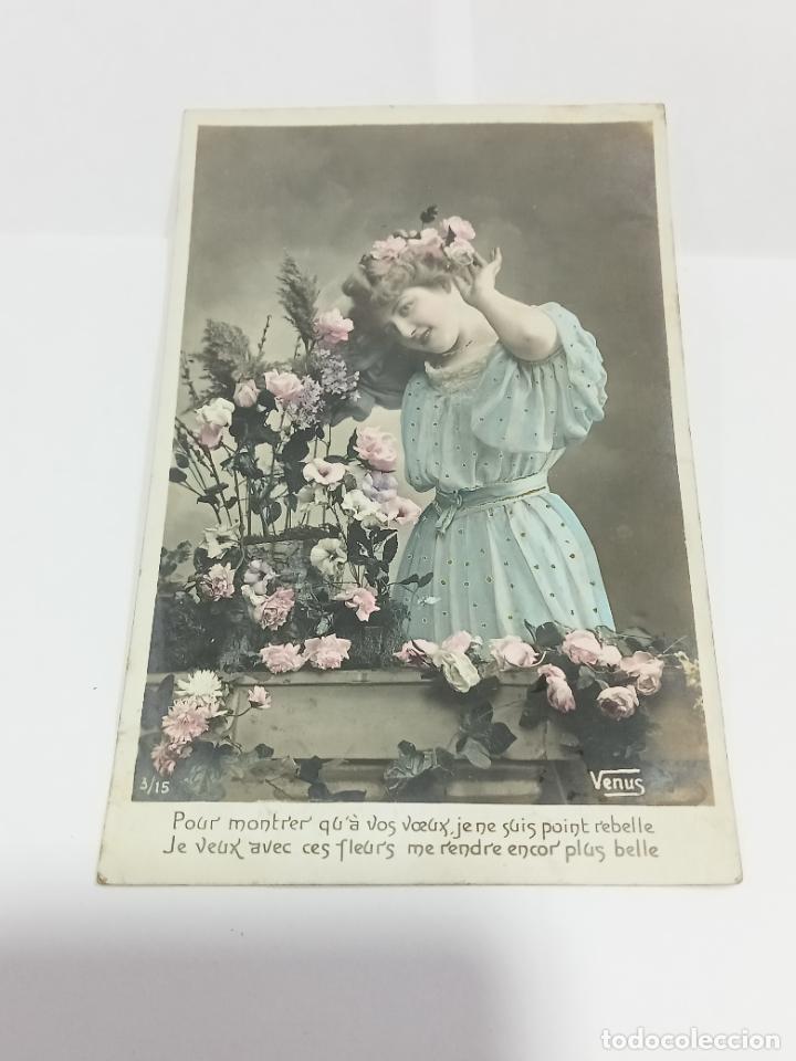 Postais: TARJETA POSTAL DE MUJERES. MUJER CON TRAJE CELESTE RODEADA DE FLORES ROSAS Y BLANCAS