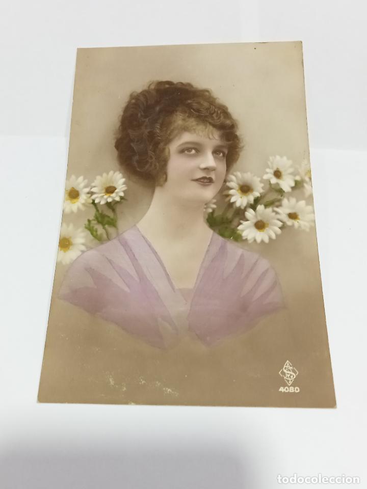 Postais: TARJETA POSTAL DE MUJERES. TORSO DE JOVEN CON TRAJE MORADO Y MARGARITAS