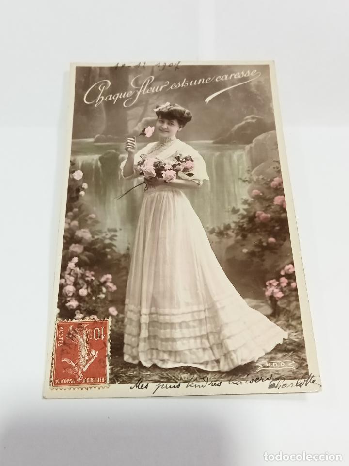 Postais: TARJETA POSTAL DE MUJERES. MUJER CON TRAJE LARGO DE &Eacute;POCA Y RAMO DE ROSAS
