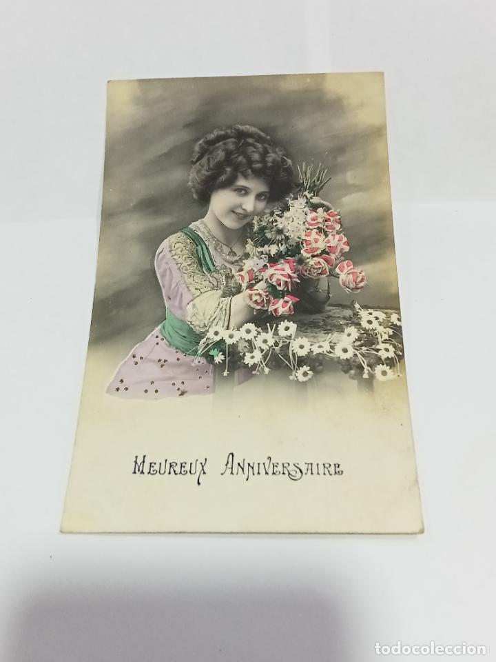 Postais: TARJETA POSTAL DE MUJERES. MUJER CON VESTIDO MORADO Y VERDE Y FLORES ROSAS Y MARGARITAS