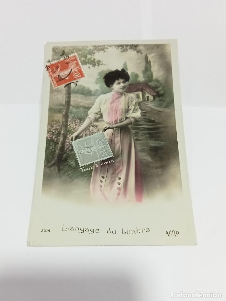 Postais: TARJETA POSTAL DE MUJERES. MUJER SUJETANDO SELLO EN PAISAJE CAMPESTRE