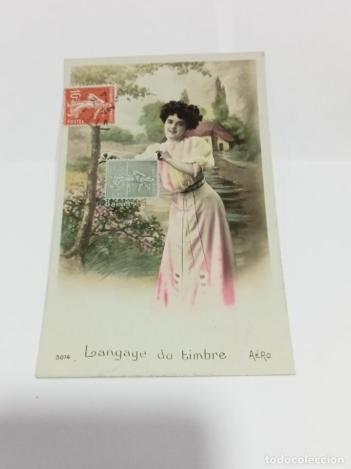 Postais: TARJETA POSTAL DE MUJERES. MUJER SUJETANDO SELLO EN PAISAJE CAMPESTRE