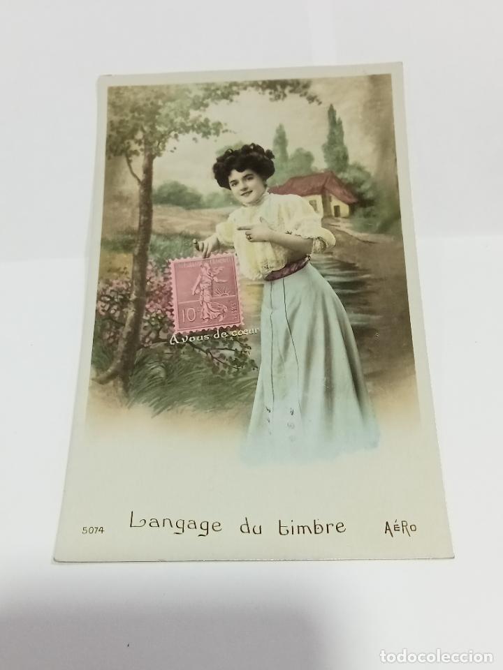 Postais: TARJETA POSTAL DE MUJERES. MUJER SUJETANDO SELLO EN PAISAJE CAMPESTRE