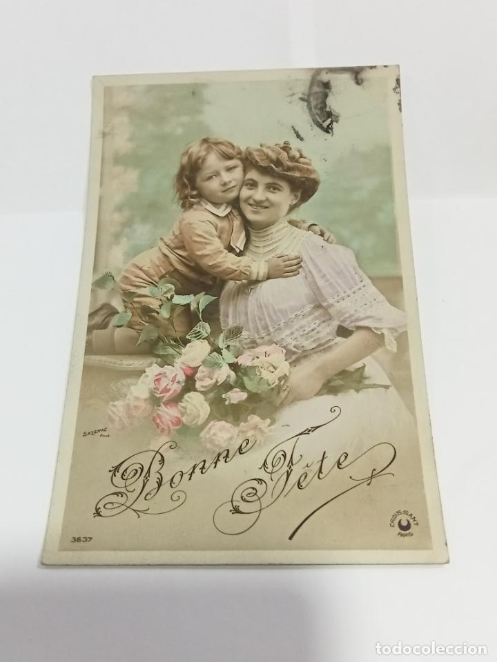 Postais: TARJETA POSTAL DE MUJERES. MUJER Y NI&Ntilde;O CON TRAJES DE COLOR Y RAMO DE ROSAS