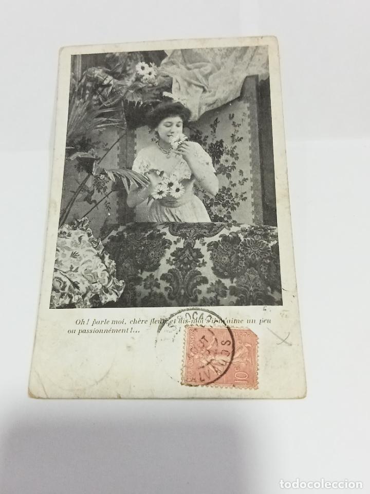 Postais: TARJETA POSTAL DE MUJERES. MUJER EN SAL&Oacute;N CON SOF&Aacute; Y FLORES DECORANDO EL ESPACIO