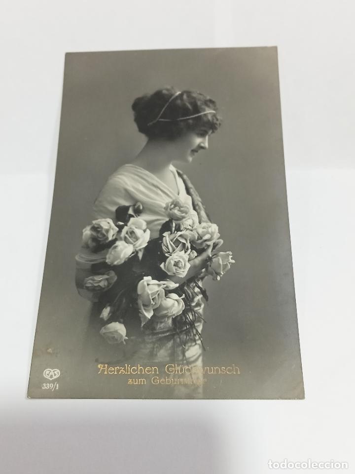 Postais: TARJETA POSTAL DE MUJERES. MUJER CON CADENA EN EL PELO Y RAMO DE ROSAS BLANCAS