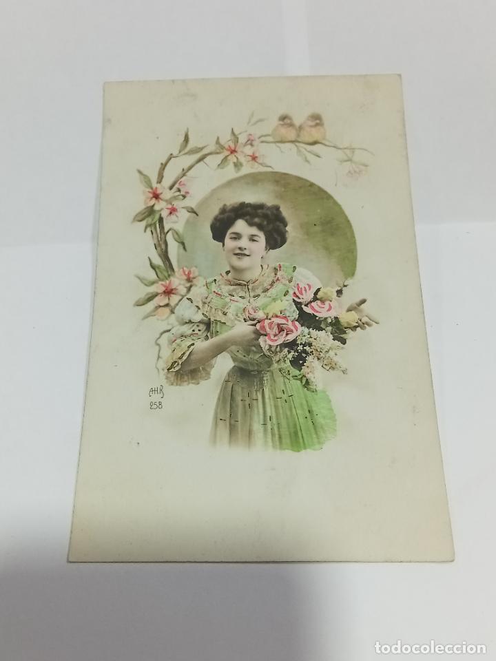 Cartoline: TARJETA POSTAL DE MUJERES. JOVEN POSANDO ENTRE FLORES Y PAJAROS