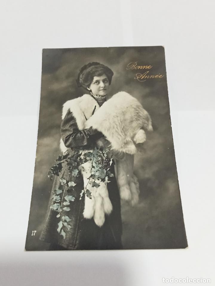 Cartoline: TARJETA POSTAL DE MUJERES. MUJER CON ESTOLA DE PELO BLANCO Y RAMAS DE ACEBO