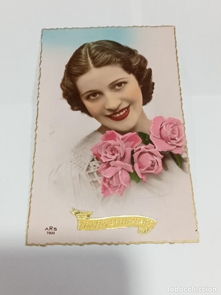 Cartoline: TARJETA POSTAL DE MUJERES. ROSTRO DE BELLA MUJER CON LABIOS ROJOS Y ROSAS ROSA