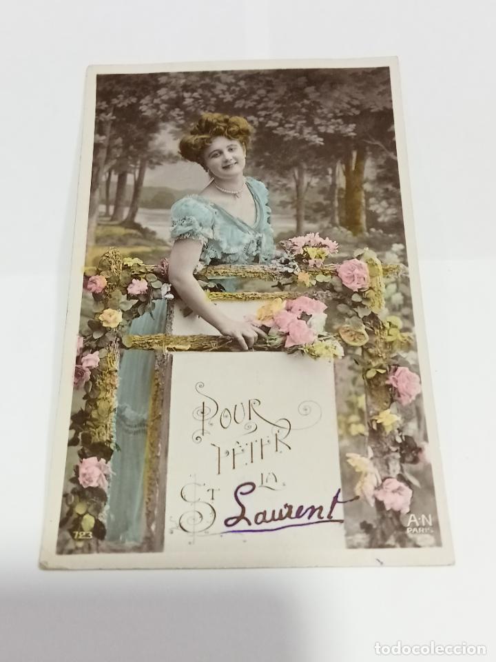 Cartoline: TARJETA POSTAL DE MUJERES. MUJER CON VESTIDO CELESTE EN BALAUSTRADA CON FLORES ROSAS