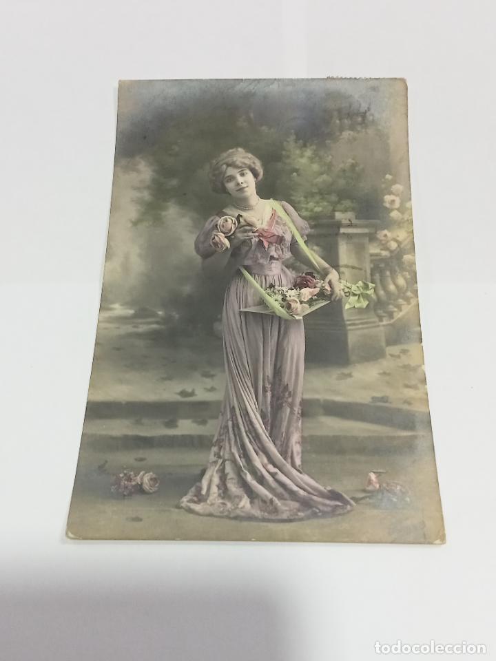 Cartoline: TARJETA POSTAL DE MUJERES. MUJER CON VESTIDO MORADO Y ROSAS