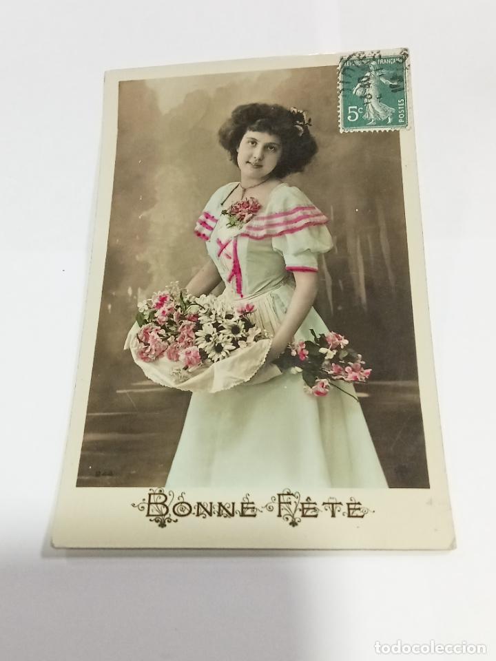 Cartoline: TARJETA POSTAL DE MUJERES. MUJER CON TRAJE DE &Eacute;POCA Y RAMO DE MARGARITAS