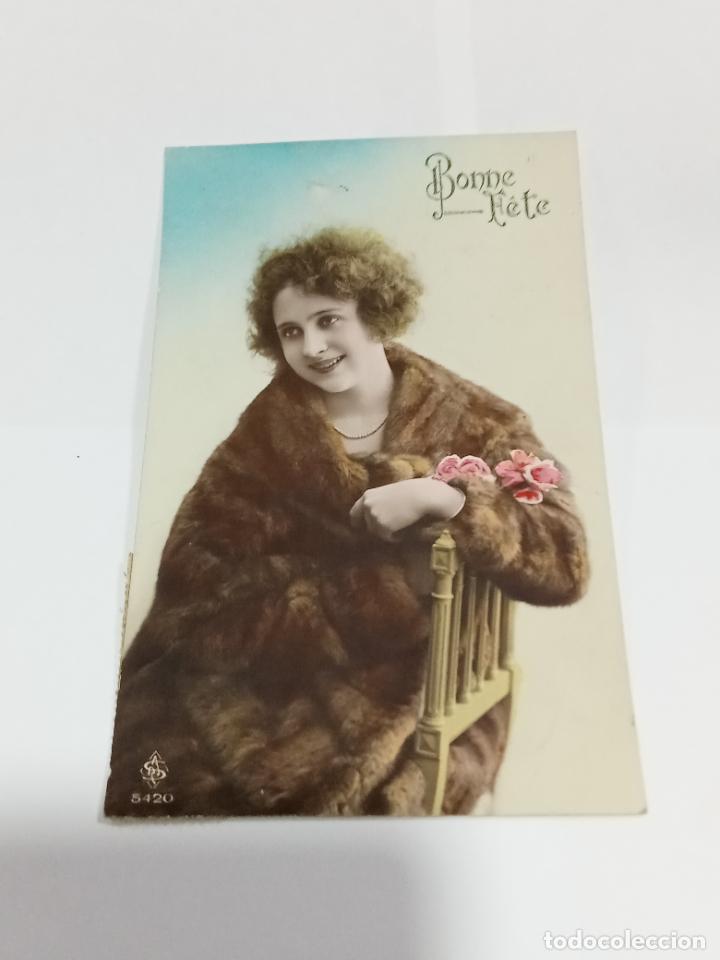 Cartoline: TARJETA POSTAL DE MUJERES. MUJER POSANDO EN SILLA DE MADERA CON ESTOLA DE PELO
