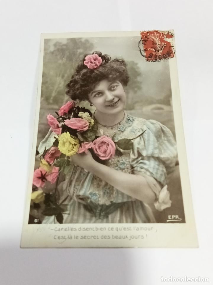 Cartoline: TARJETA POSTAL DE MUJERES. MUJER CON TRAJE CELESTE Y BLANCO Y RAMO DE FLORES ROSAS Y AMARILLAS