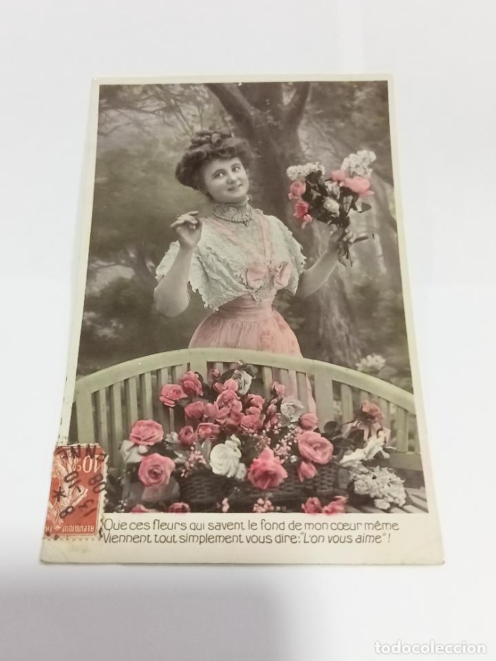 Cartoline: TARJETA POSTAL DE MUJERES. MUJER POSANDO CON TRAJE Y CAMISA DE ENCAJE RODEADA DE ROSAS