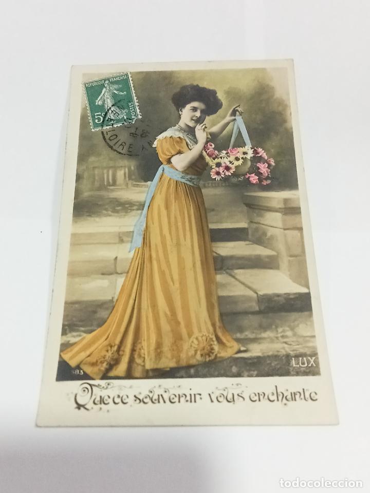 Cartoline: TARJETA POSTAL DE MUJERES. MUJER POSANDO CON VESTIDO NARANJA Y MARGARITAS