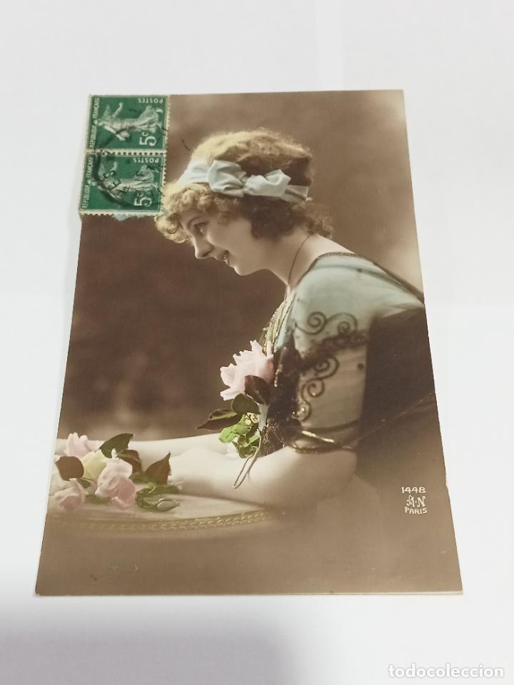 Cartoline: TARJETA POSTAL DE MUJERES. MUJER DE PERFIL CON CINTA CELESTE EN EL PELO Y FLORES ROSAS