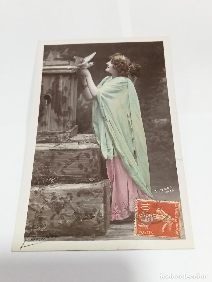 Cartoline: TARJETA POSTAL DE MUJERES. MUJER CON CAPA CELESTE Y PAJAROS EN SUS MANOS
