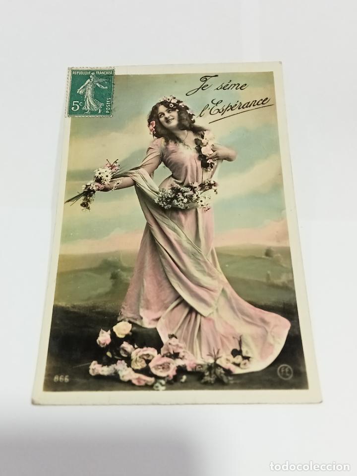 Postcards: TARJETA POSTAL DE MUJERES. MUJER CON VESTIDO ROSA PRENDADO DE MARGARITAS Y FLORES