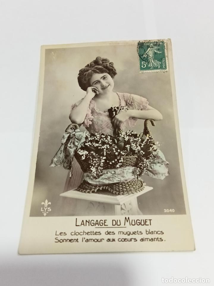 Cartoline: TARJETA POSTAL DE MUJERES. MUJER CON VESTIDO DE &Eacute;POCA Y CESTA DE FLORES CON LAZOS
