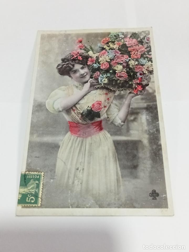 Cartoline: TARJETA POSTAL DE MUJERES. MUJER PORTANDO GRAN CESTA DE FLORES DE COLORES