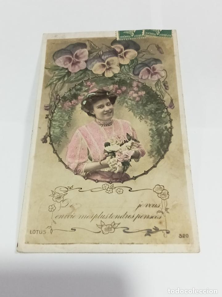 Cartoline: TARJETA POSTAL DE MUJERES. MUJER ASOMADA A CIRCULO CON PENSAMIENTOS Y RAMO DE FLORES