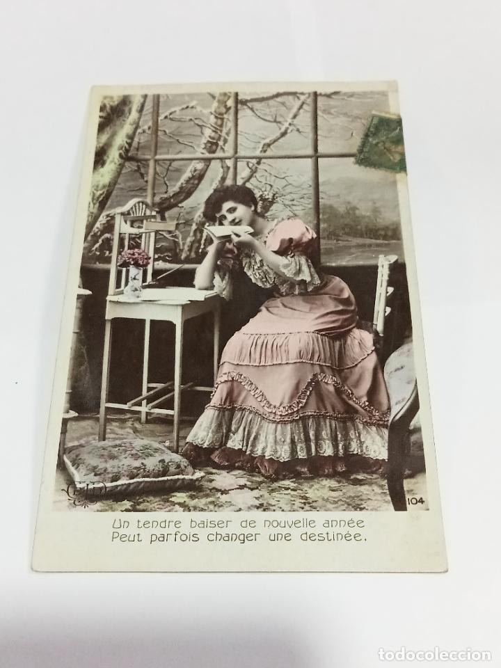 Cartoline: TARJETA POSTAL DE MUJERES. MUJER CON TRAJE ROSA CON CARTA EN LAS MANOS EN PAISAJE NEVADO