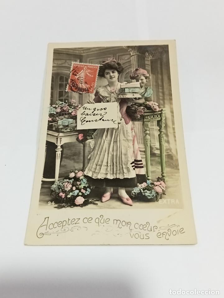 Postais: TARJETA POSTAL DE MUJERES. JOVEN RODEADA DE REGALOS, FLORES Y ESCULTURA