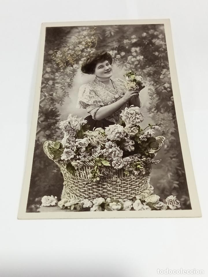 Postais: TARJETA POSTAL DE MUJERES. JOVEN POSANDO CON GRAN CESTA DE PEONIAS Y FLORES