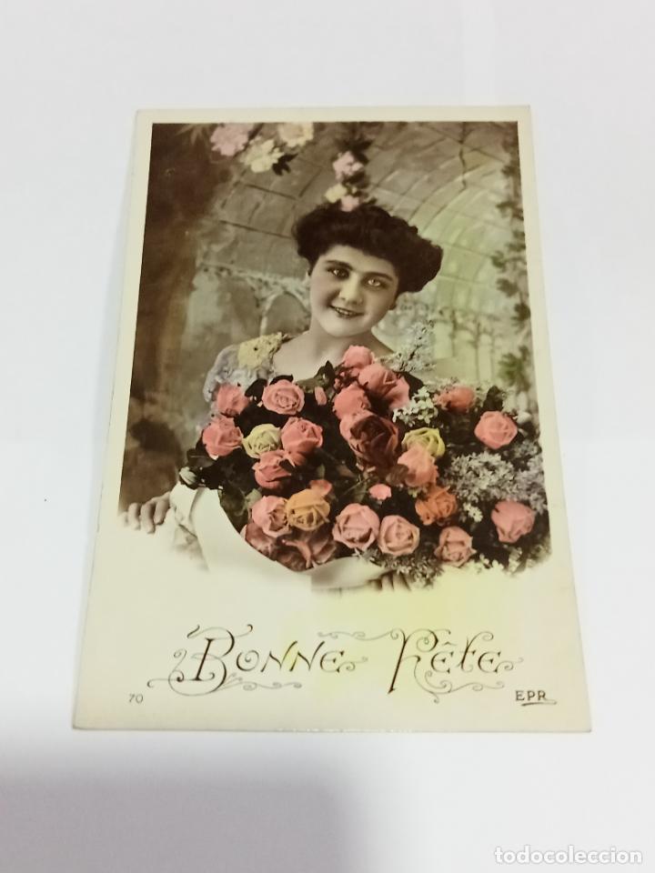 Postais: TARJETA POSTAL DE MUJERES. JOVEN POSANDO CON GRAN RAMO DE ROSAS DE COLORES