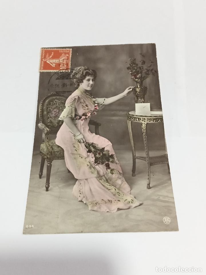 Postais: TARJETA POSTAL DE MUJERES. MUJER POSANDO EN SILL&Oacute;N DE &Eacute;POCA CON RAMO Y JARR&Oacute;N DE ACEBO