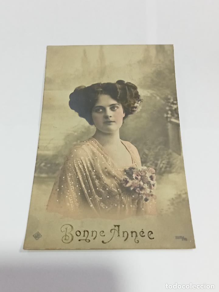 Postais: TARJETA POSTAL DE MUJERES. MUJER JOVEN CON TRAJE GASEADO Y RAMO DE FLORES