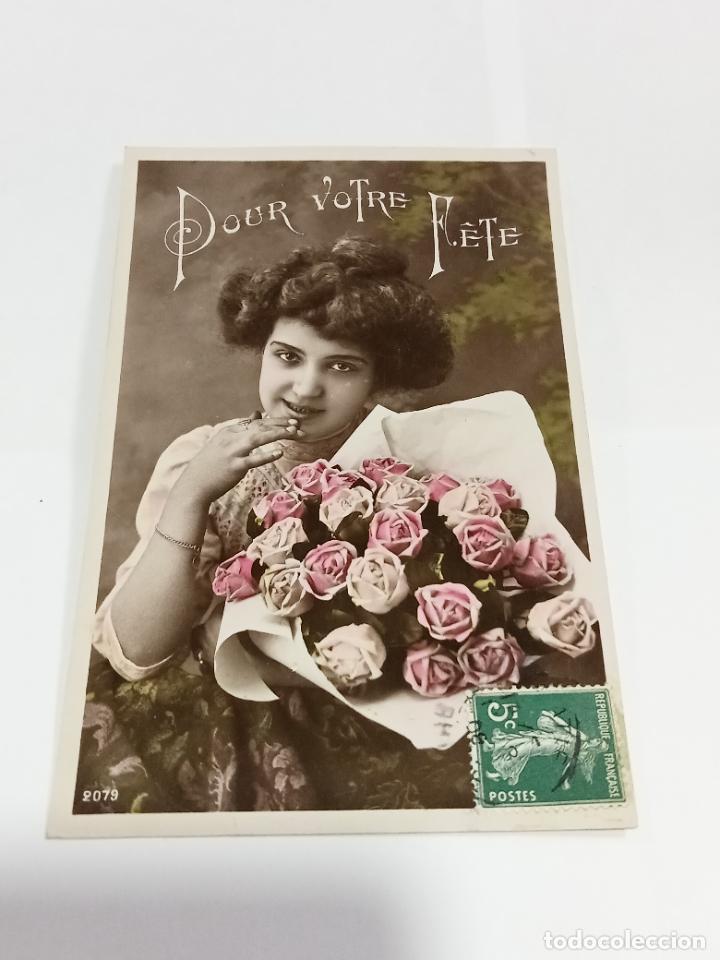 Postais: TARJETA POSTAL DE MUJERES. MUJER JOVEN POSANDO CON GRAN RAMO DE ROSAS
