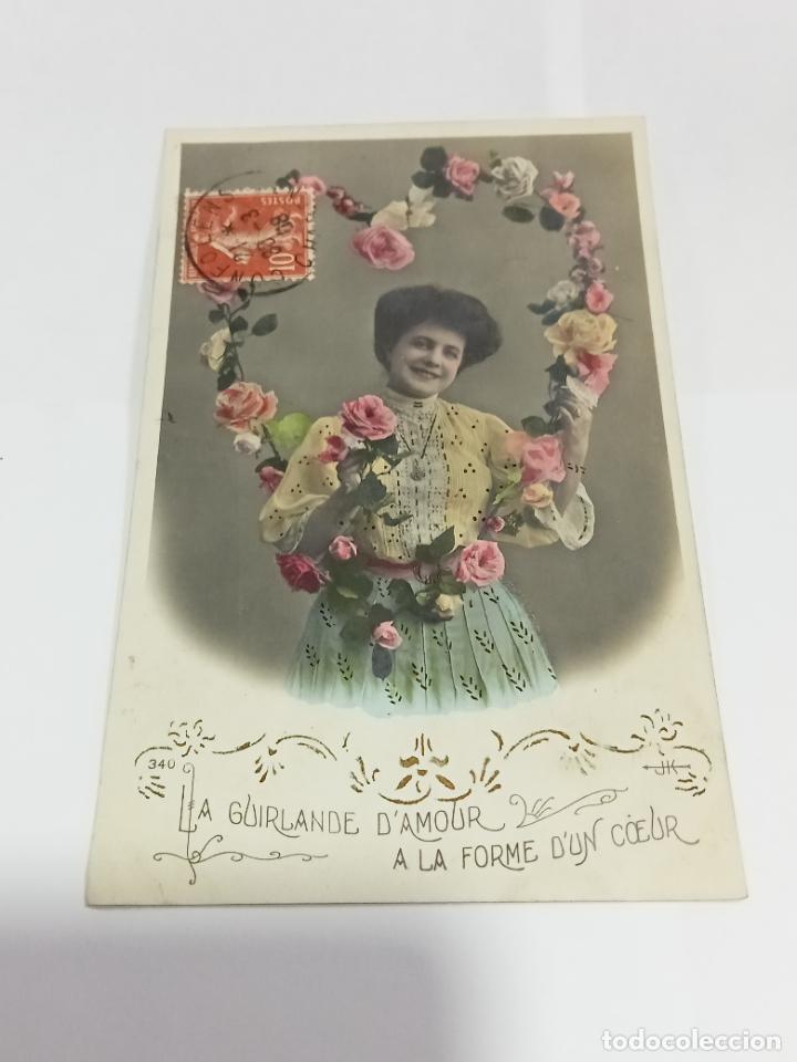 Cartoline: TARJETA POSTAL DE MUJERES. MUJER POSANDO ASOMADA A CORAZ&Oacute;N DE FLORES
