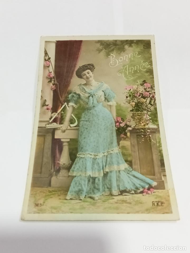 Cartoline: TARJETA POSTAL DE MUJERES. MUJER POSANDO CON VESTIDO CELESTE EN BALAUSTRADA CON FLORES