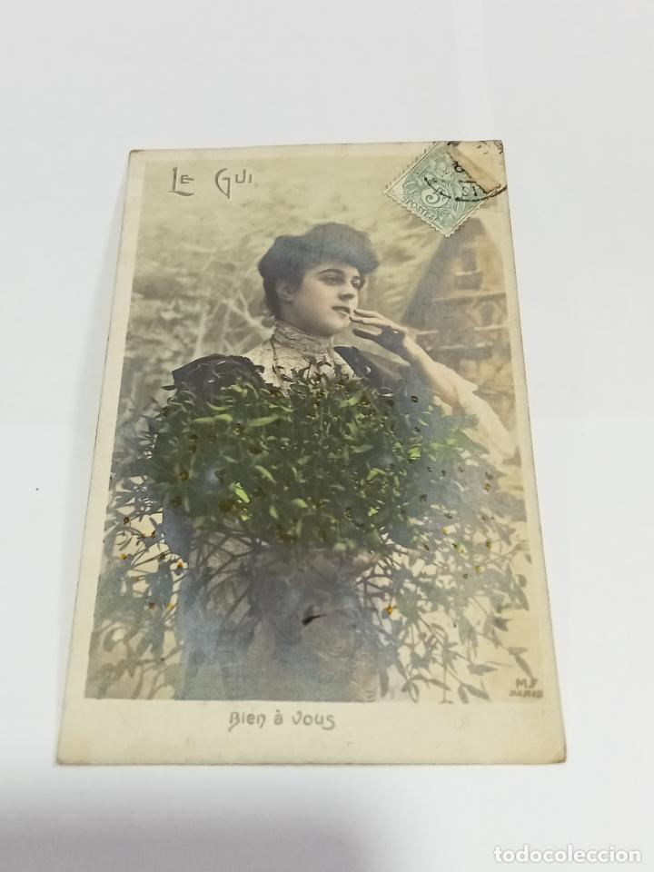 Cartoline: TARJETA POSTAL DE MUJERES. MUJER POSANDO EN PAISAJE NAVIDE&Ntilde;O CON HOJAS DE ACEBO