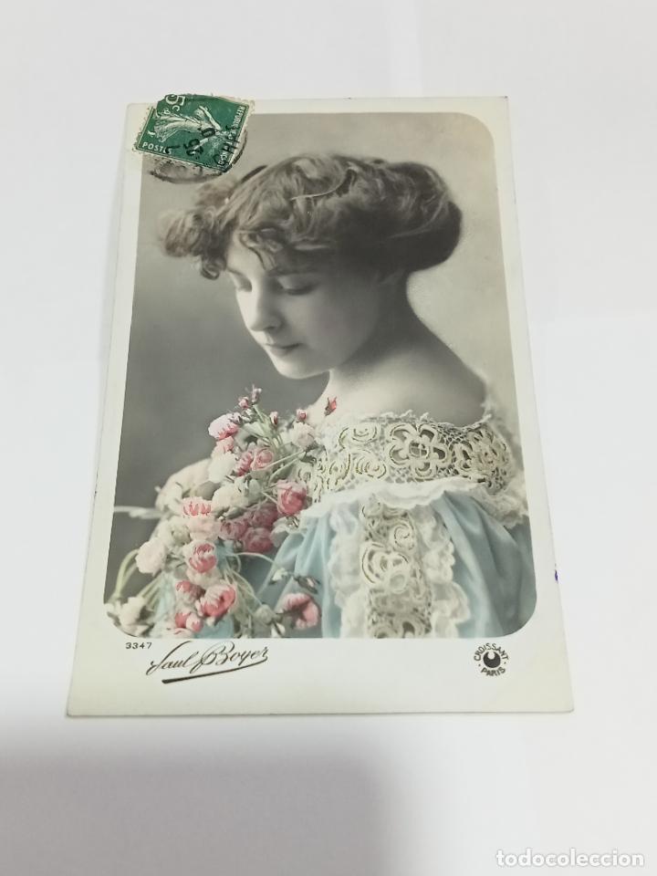 Cartoline: TARJETA POSTAL DE MUJERES. MUJER POSANDO CON VESTIDO A LOS HOMBROS Y FLORES BLANCA Y ROSAS