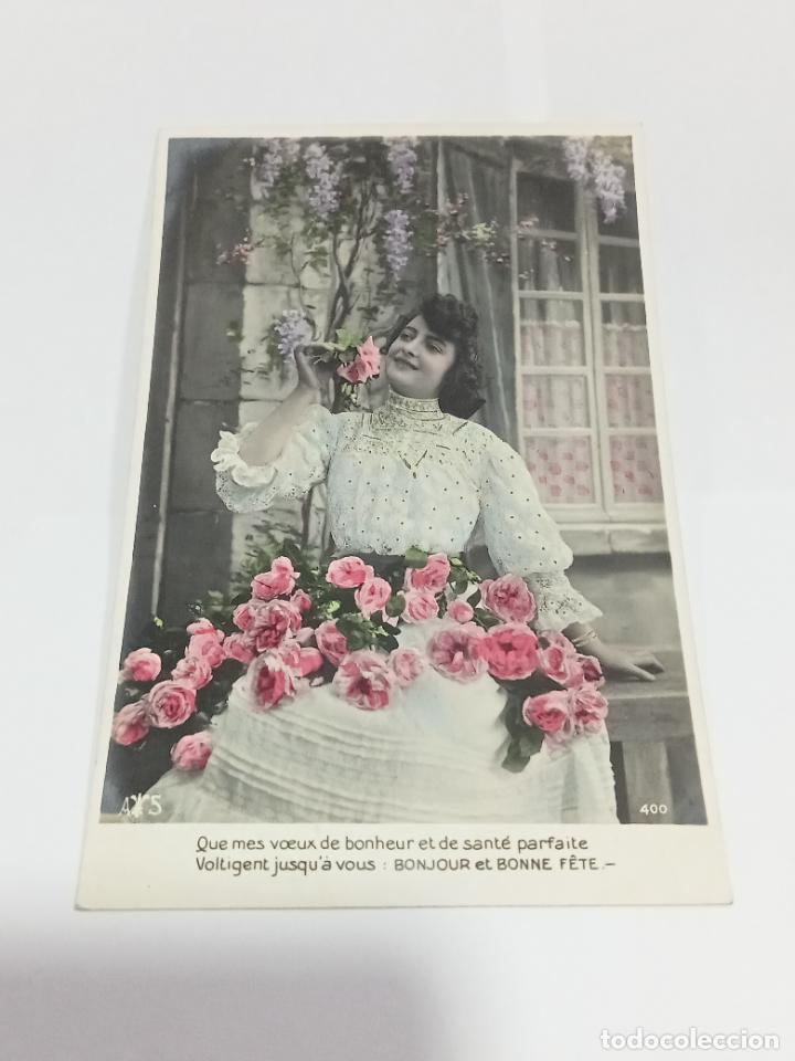 Cartoline: TARJETA POSTAL DE MUJERES. MUJER CON GRAN RAMOS DE ROSAS