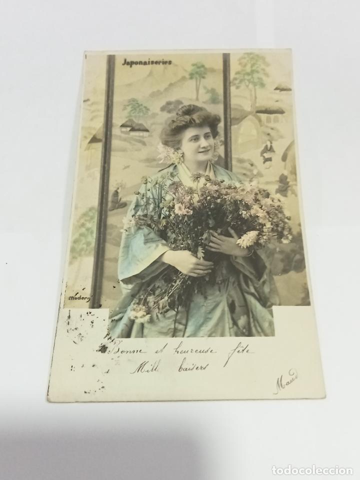 Cartoline: TARJETA POSTAL DE MUJERES. MUJER CON TRAJE Y PEINADO JAPON&Eacute;S CON GRAN RAMO DE MARGARITAS
