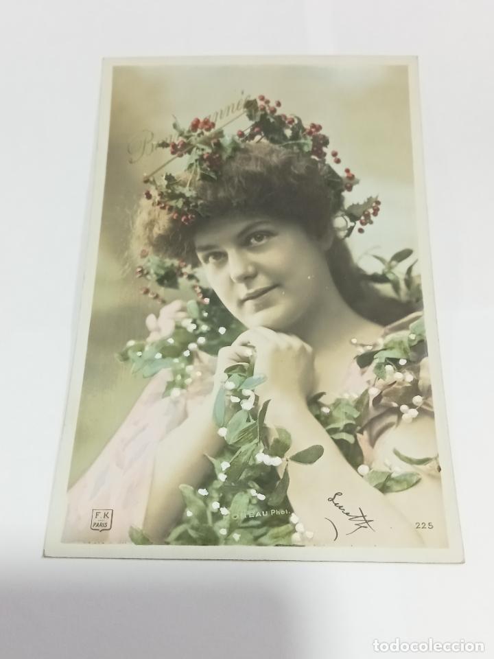 Cartoline: TARJETA POSTAL DE MUJERES. MUJER POSANDO RODEADA DE FLOR DE ACEBO