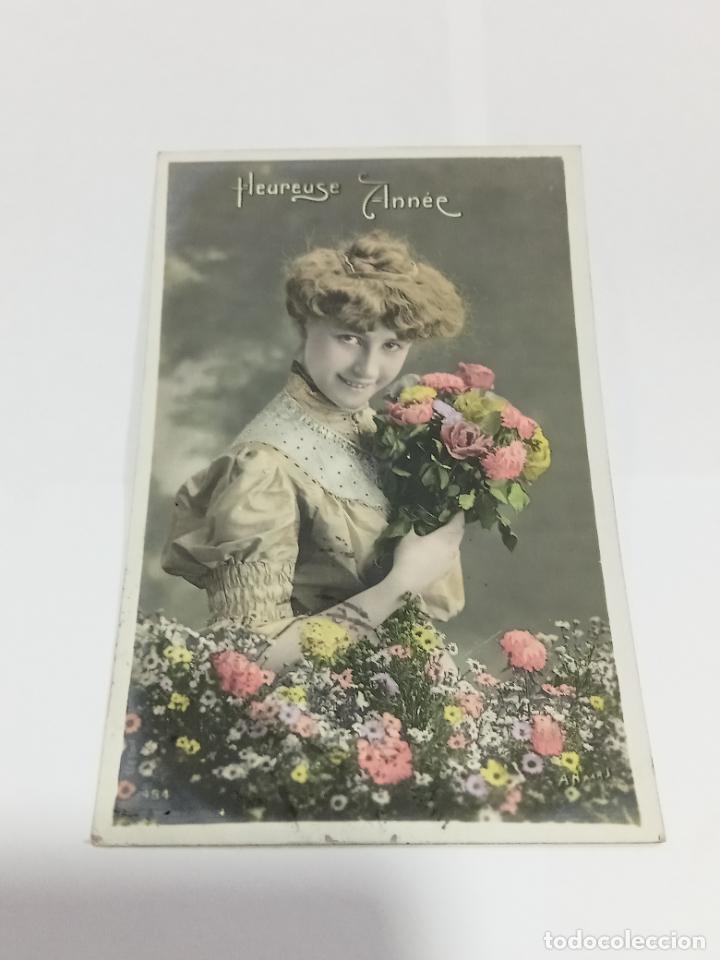 Cartoline: TARJETA POSTAL DE MUJERES. MUJER POSANDO RODEADA DE FLORES DE COLORES