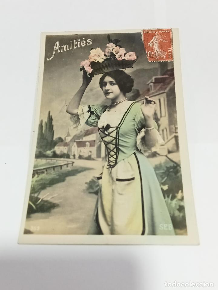 Cartoline: TARJETA POSTAL DE MUJERES. MUJER POSANDO CON TRAJE DE CAMPESINA Y CESTA DE FLORES SOBRE SU CABEZA