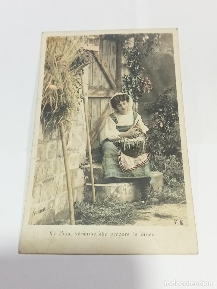 Cartoline: TARJETA POSTAL DE MUJERES. MUJER CAMPESINA PREPARANDO LA COMIDA SENTADA EN ESCAL&Oacute;N