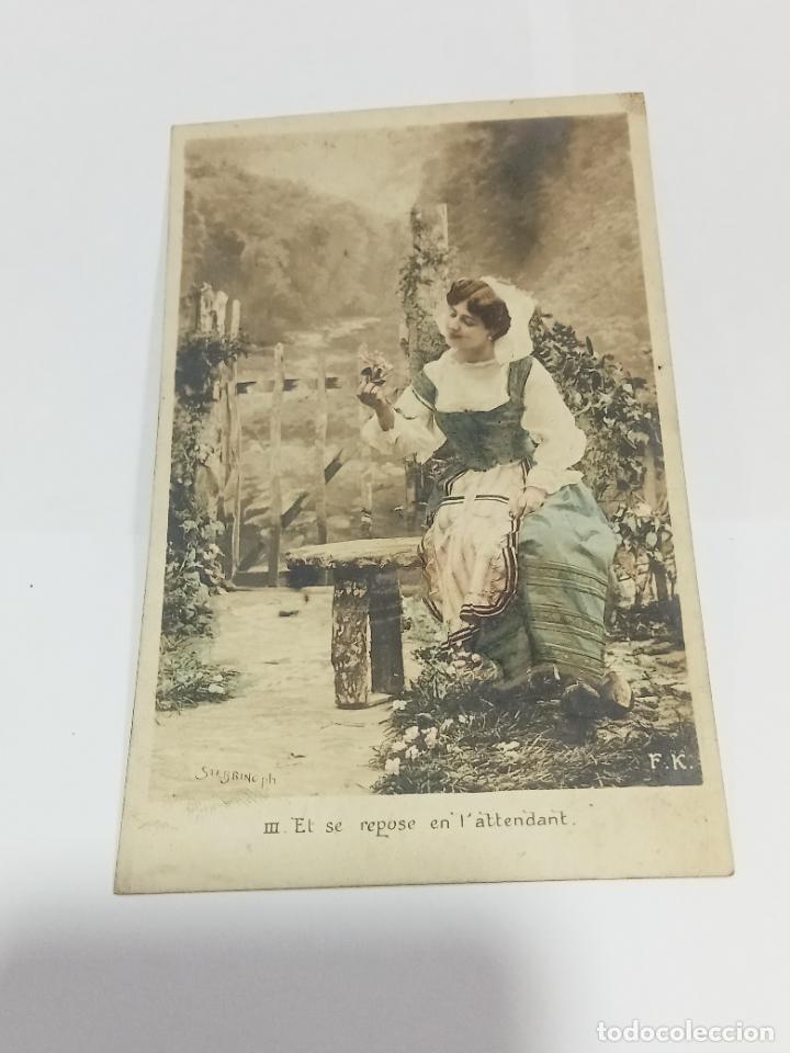 Cartoline: TARJETA POSTAL DE MUJERES. MUJER CAMPESINA CONTEMPLANDO FLORES SENTADA EN BANCO DE MADERA